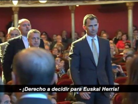 Gritos por el derecho a decidir en un acto del Príncipe en Bilbao