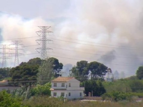 Un incendio obligó al desalojo de más de 200 viviendas en Manises (Valencia)