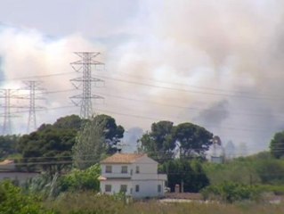 Un incendio obligó al desalojo de más de 200 viviendas en Manises (Valencia)