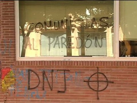 Neonazis pintan la sede de IU-Verdes