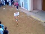 Una mujer paseándose en topless anuncia el cartel taurino de las Peñas de la Vall