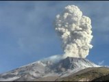 Estado de emergencia y alera amarilla por las emisiones del volcán Ubinas de Perú