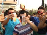 Cientos de estudiantes en Granada y Sevilla celebran la Fiesta de la Primavera