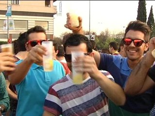Cientos de estudiantes en Granada y Sevilla celebran la Fiesta de la Primavera