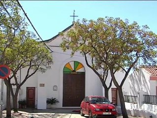 Un pueblo molesto porque no entiende a su cura cuando habla.