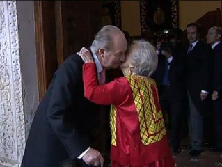 Elena Poniatowska recoge el Premio Cervantes de manos del Rey Juan Carlos