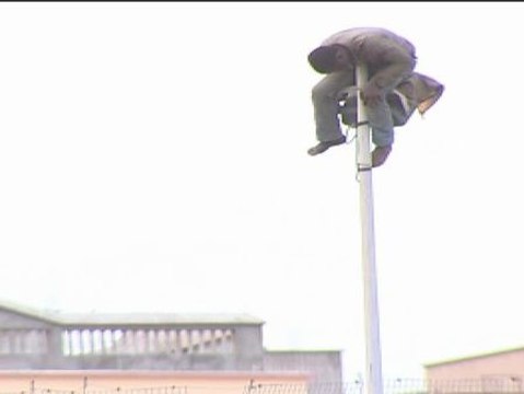 Un inmigrante se encarama siete horas en lo alto de una farola en Melilla