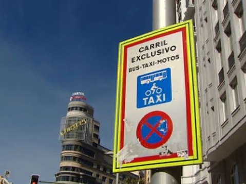 Algunos conductores también paran en el carril bus de Gran Vía