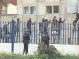 Unos 800 inmigrantes intentan saltar la valla fronteriza de Melilla