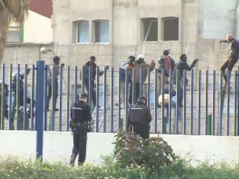 Unos 800 inmigrantes intentan saltar la valla fronteriza de Melilla