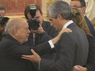 Скачать видео: Jordi Pujol da su último adiós a Suárez