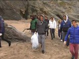 Los surfistas cambian la tabla por la bolsa de basura