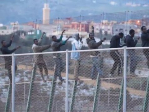 400 inmigrantes intentan saltar por la valla de Melilla