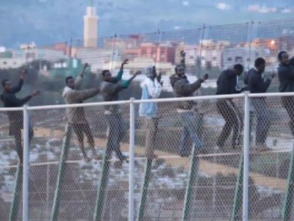 400 inmigrantes intentan saltar por la valla de Melilla