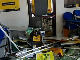 Un conductor se estrella contra una autoescuela