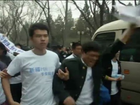 Desgarrados por el dolor, los familaires de los pasajeros chinos del vuelo MH-370 se movilizan