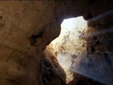 Escalan una de las cuevas más grandes del mundo en Oman
