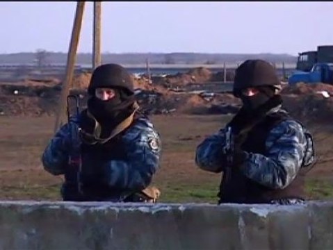 Tropas rusas abren fuego al aire en una base naval ucraniana