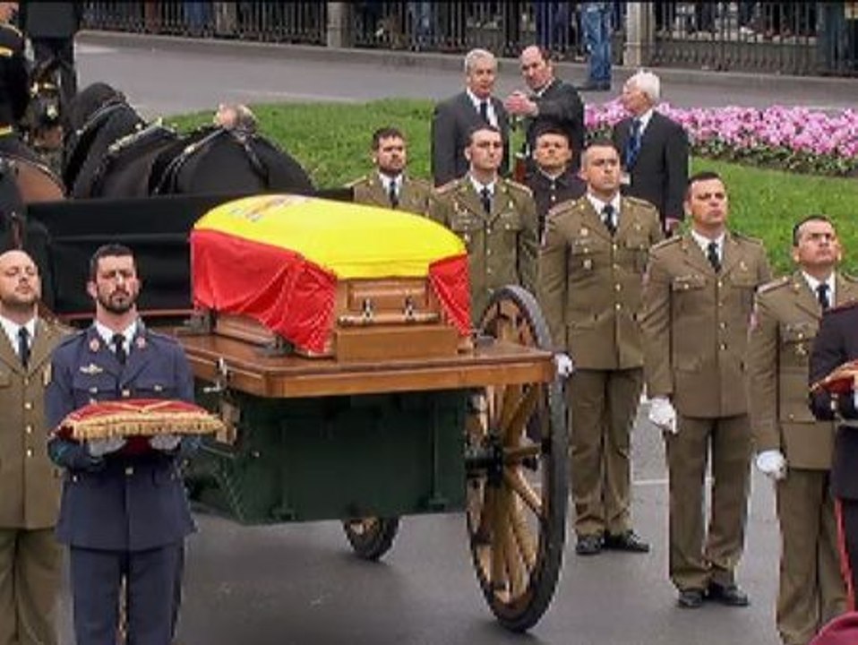 La descarga de fusilería pone fin a los honores militares