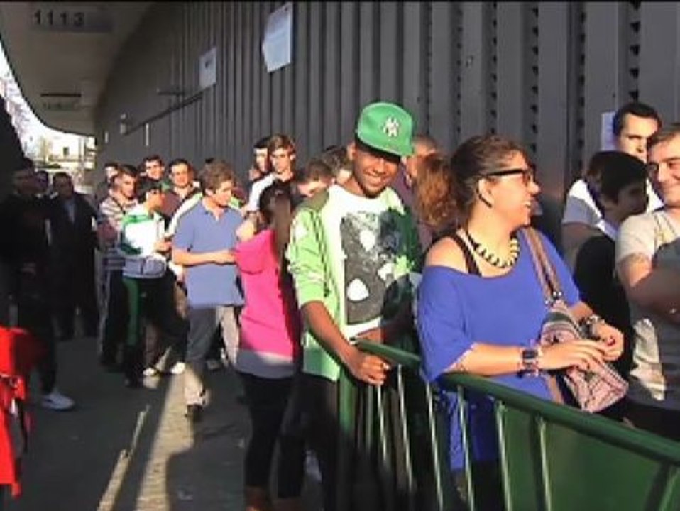 Colas en las taquillas del Benito Villamarín para sacar las entradas del derbi