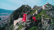 Belediye Başkanı seçilen Mehmet Sarı, Amasya kalesine üç hilal astırdı