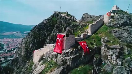 Belediye Başkanı seçilen Mehmet Sarı, Amasya kalesine üç hilal astırdı