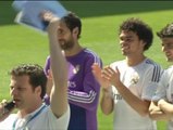 La primera plantilla del Madrid en el césped con los aficionados