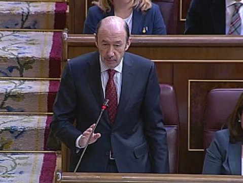 Rubalcaba acusa a Rajoy de haber aprovechado la crisis para atacar la educación