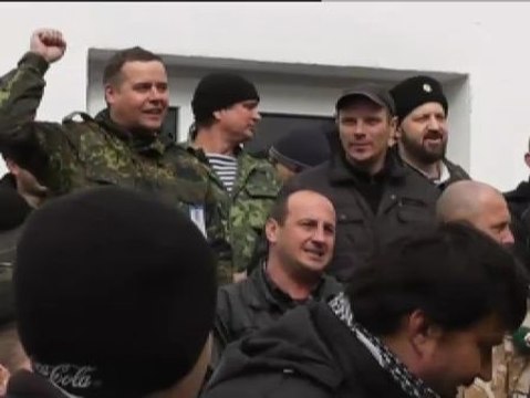 Milicias prorrusas toman una base ucraniana en Crimea