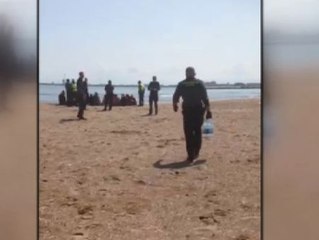 Download Video: Una patera con 25 inmigrantes a bordo llega a la playa de San Lorenzo de Melilla