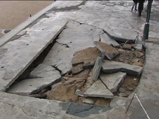 El fuerte temporal arrasa el malecón de Zarautz