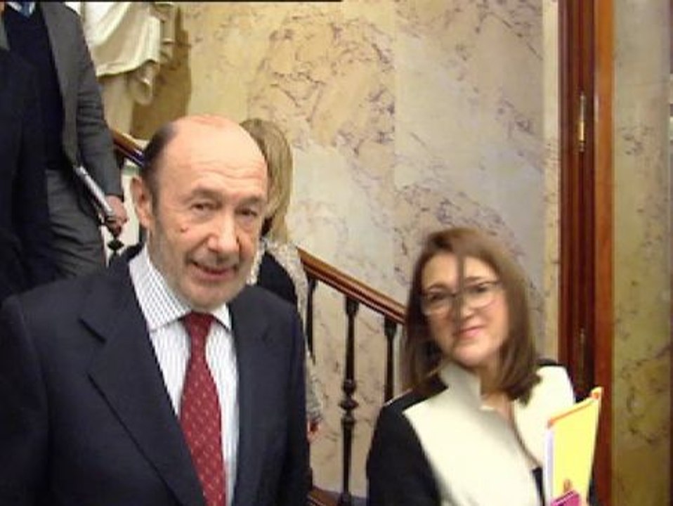 Rubalcaba trata infructuosamente que Rajoy se pronuncie sobre el aborto: "Las españolas no le necesitan de tutor"