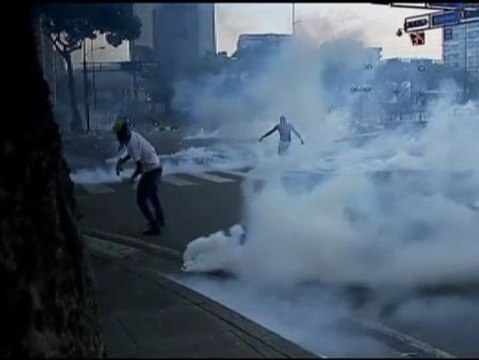 Enfrentamientos entre detractores de Maduro y la policía en las calles de Caracas