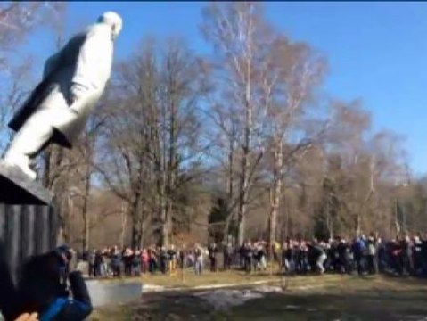 Opositores ucranianos derriban la estatuta de Lenin