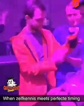 Ce jeune ne veut pas gâcher son verre d’alcool pendant une soirée