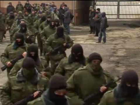 Tropas rusas abren fuego durante la toma de una base naval en Crimea