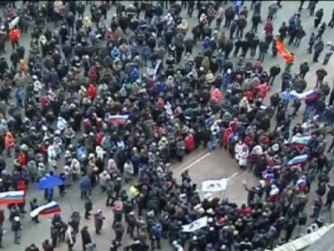 Cientos de prorrusos irrumpen en la sede de la delegación del Gobierno en Donetsk