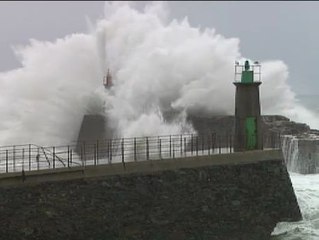 La fuerza del oleaje causa importantes destrozos en la costa asturiana