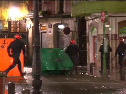 Noche de enfrentamientos en Bilbao entre ertzaintzas y anti sistema