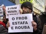 Protestas de afectados por las preferentes contra el director del FROB en A Coruña