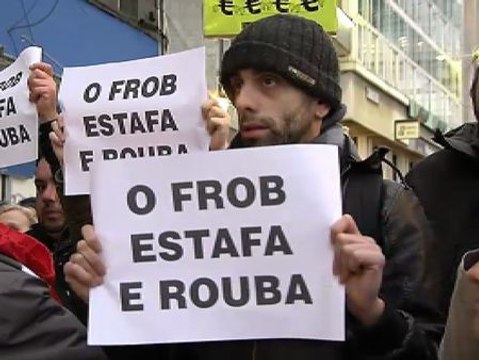 Protestas de afectados por las preferentes contra el director del FROB en A Coruña