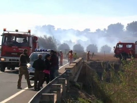 Incendio forestal obliga a desalojar varios chalés