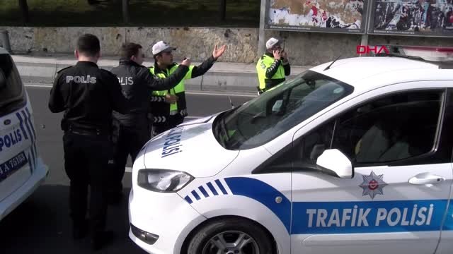 Bakırköy'de Üst Geçide Takılan Tır Devrildi