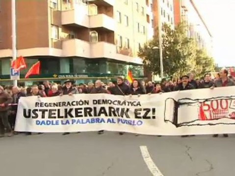 Miles de personas protestan en las calles de Pamplona contra la corrupción