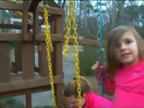 Niña de tres años salva a su padre, herido con un machete, al marcar un número de emergencia