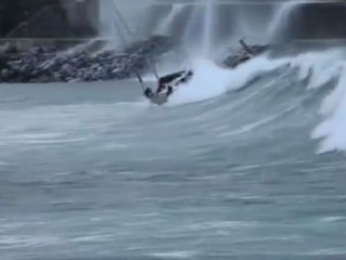 Un velero es engullido por una ola en el puerto de Zumaia