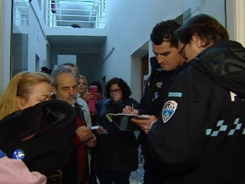 Los vecinos de Alcázar de San Juan se encierran en el Ayuntamiento contra la privatización del agua