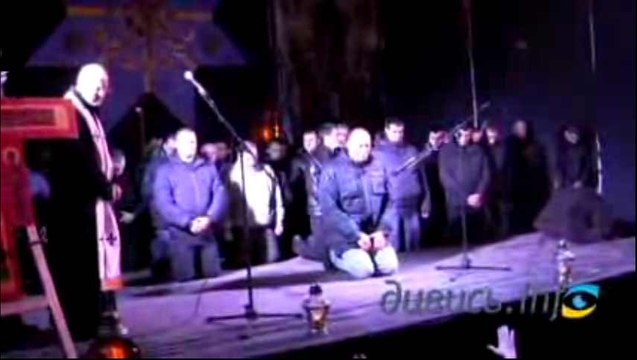 La Policía ucraniana pide perdón de rodillas por la represión