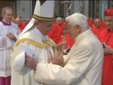Benedicto XVI y el papa Francisco, juntos en la Basílica de San Pedro