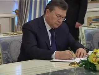Yanukóvich firma la paz con la oposición